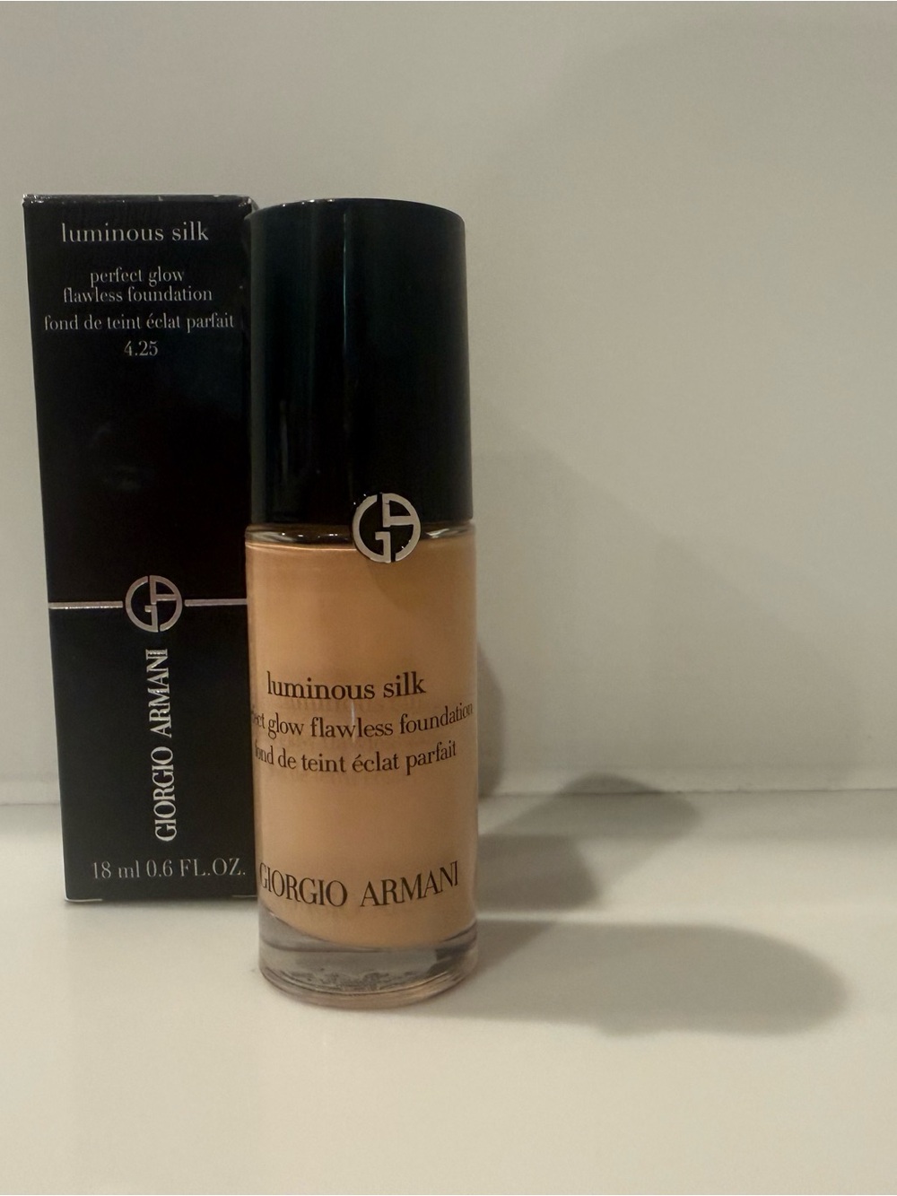 New Giorgio Armani Luminous Silk Foundation - 4.25 - Picture 2 of 8
